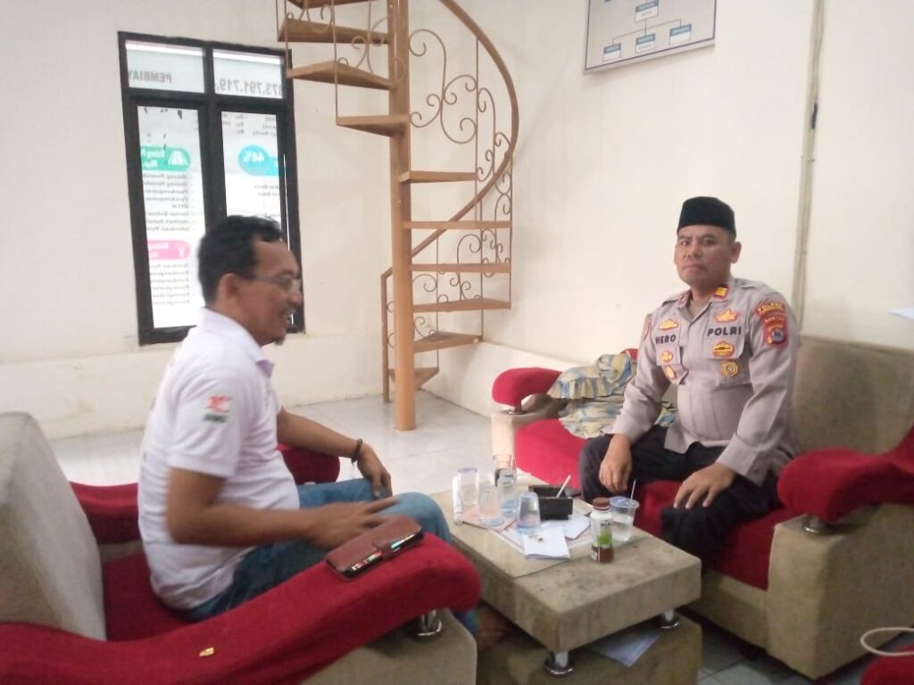 Polsek Menes Sambangi Tokoh Masyarakat di Desa Cilabanbulan 3 WhatsApp Image 2024 06 27 at 16.46.33