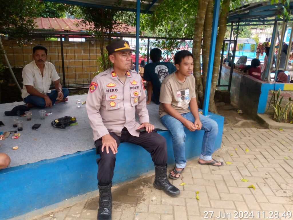 Kapolsek Menes Sambangi Tokoh Masyarakat di Desa Cilabanbulan 2 WhatsApp Image 2024 06 27 at 16.49.26