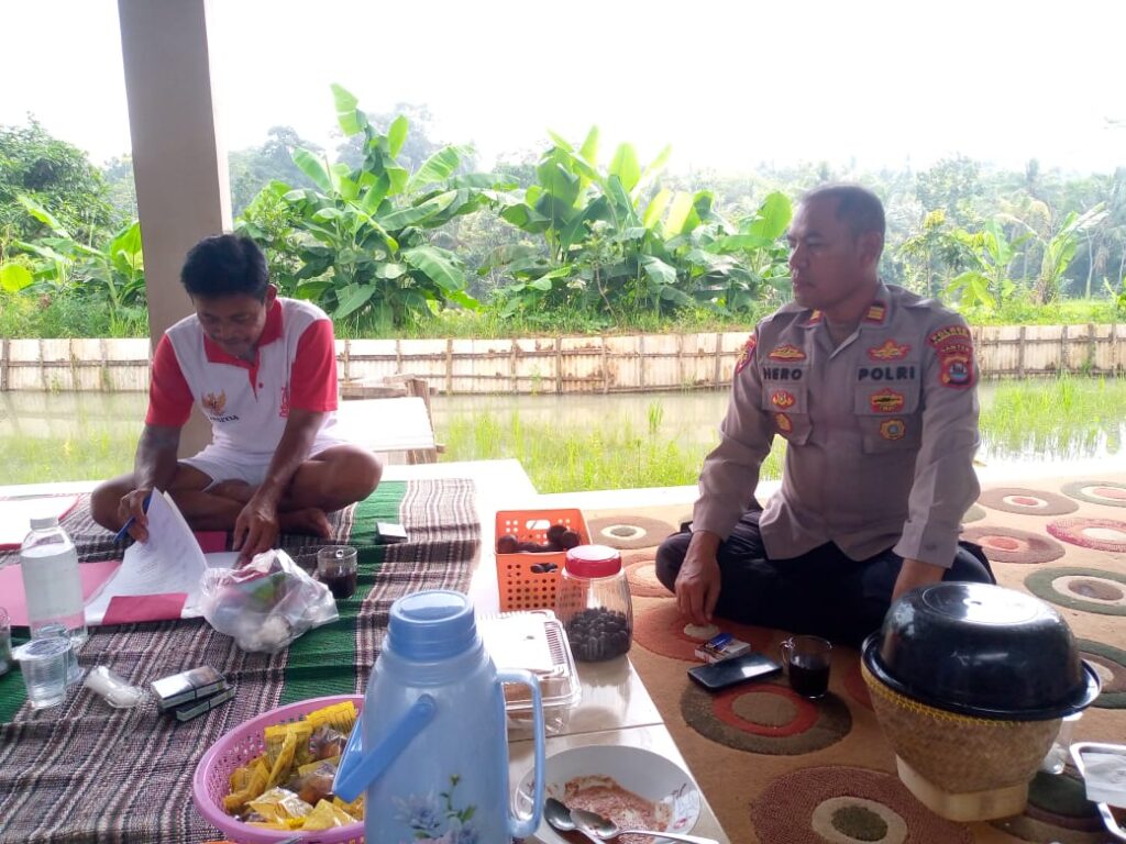 Polsek Menes Tingkatkan Silaturahmi dengan Sambangi Tokoh Masyarakat di Desa Menes 1 WhatsApp Image 2024 06 27 at 16.52.42