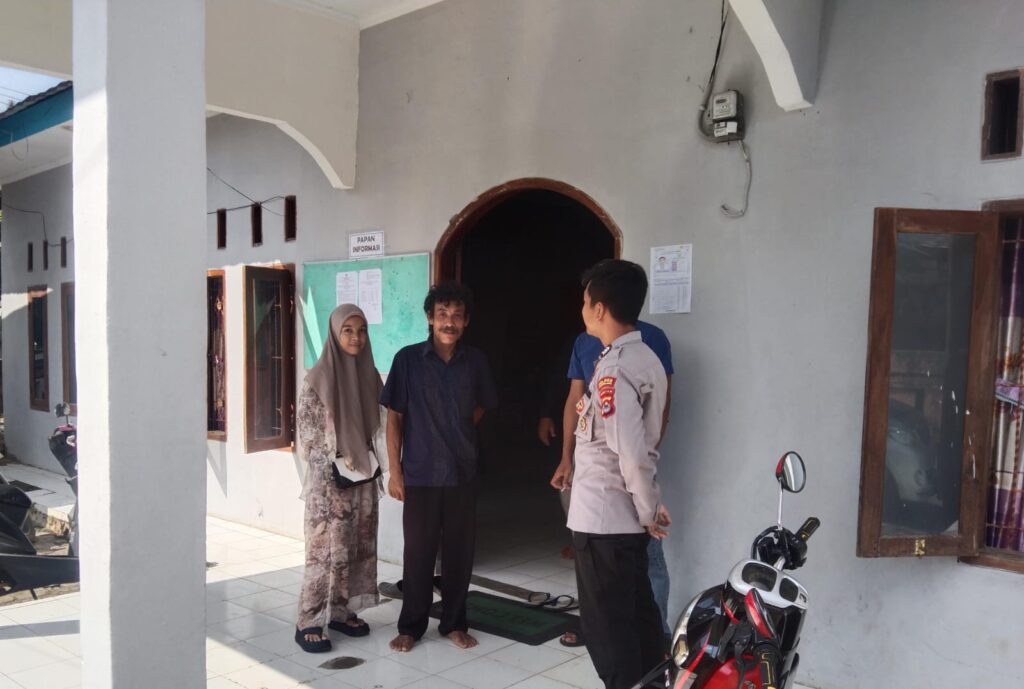 Kapolsek Cikedal Bersama Anggota Polsek Cikedal Sambangi Warga Desa Kecamatan Cikedal 5 WhatsApp Image 2024 06 28 at 00.48.25