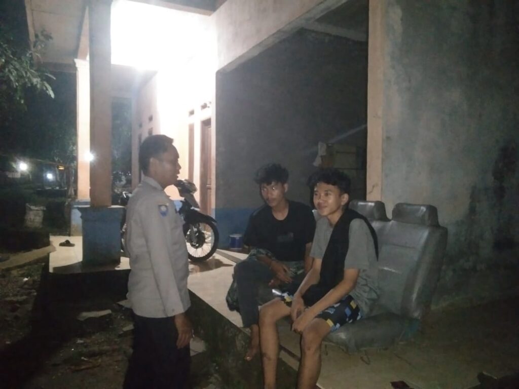 Polsek Cikedal Sambangi Remaja Nongkrong, Antisipasi Kenakalan Remaja 7 WhatsApp Image 2024 06 28 at 00.51.21
