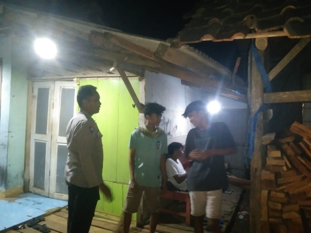 Ciptakan Situasi Kondusif Polsek Cikedal Lakukan Patroli Rutin di Jam Rawan 8 WhatsApp Image 2024 06 28 at 00.51.51