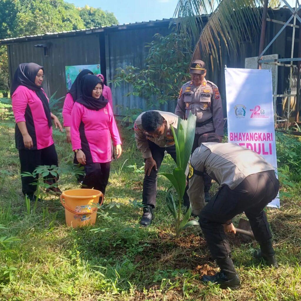 Kapolsek Carita dan Bhayangkari Cab. Carita Laksanakan Penanaman Pohon dalam Rangka HUT Bhayangkara ke-78 10 WhatsApp Image 2024 06 28 at 05.32.25