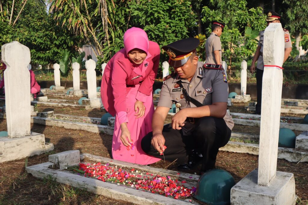 Kasat Samapta Polres Pandeglang Hadiri Upacara dan Tabur Bunga di Taman Makam Pahlawan Cihaseum untuk Peringati Hari Bhayangkara ke-78 3 WhatsApp Image 2024 06 28 at 10.44.30