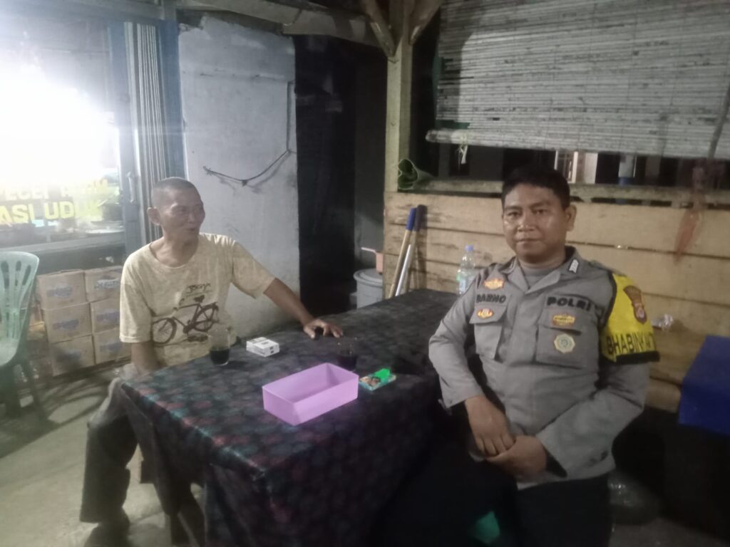 Lakukan Patroli Malam Bhabinkamtibmas Polsek Patia Sampaikan Pesan Kamtibmas 5 WhatsApp Image 2024 06 28 at 11.42.24