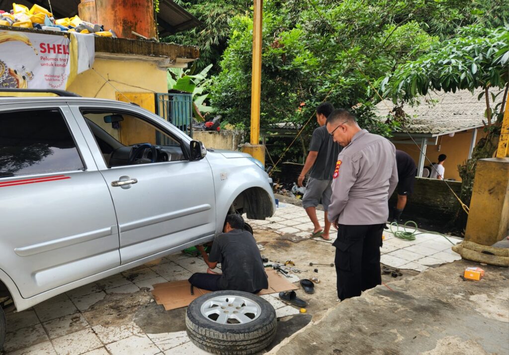 Polsek Menes Gelar Patroli Dialogis dan Himbauan Kamtibmas di Bengkel Mobil 4 WhatsApp Image 2024 06 28 at 13.31.54