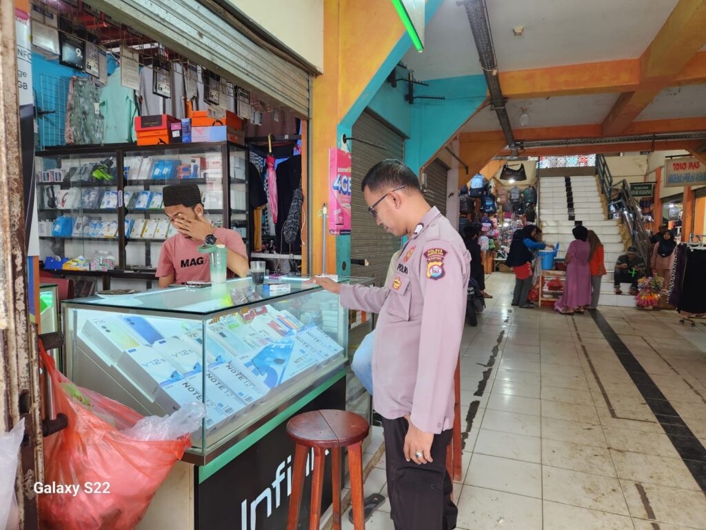 Polsek Menes Gelar Patroli Dialogis dan Himbauan Kamtibmas di Konter HP 3 WhatsApp Image 2024 06 28 at 13.39.44