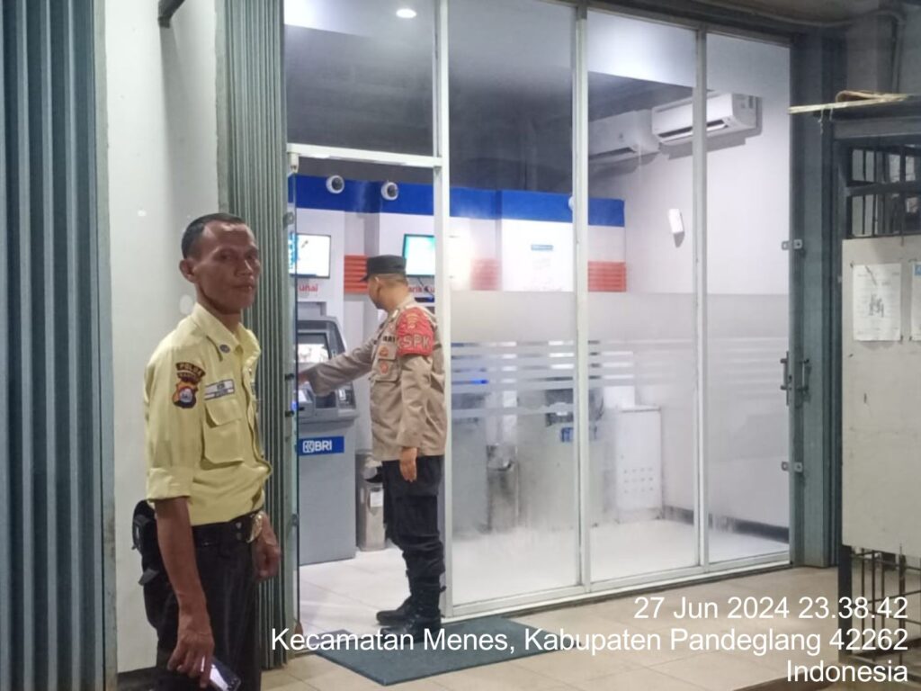 Polsek Menes Polres Pandeglang Gelar Patroli Malam dan Periksa Mesin ATM BRI 8 WhatsApp Image 2024 06 28 at 13.57.10