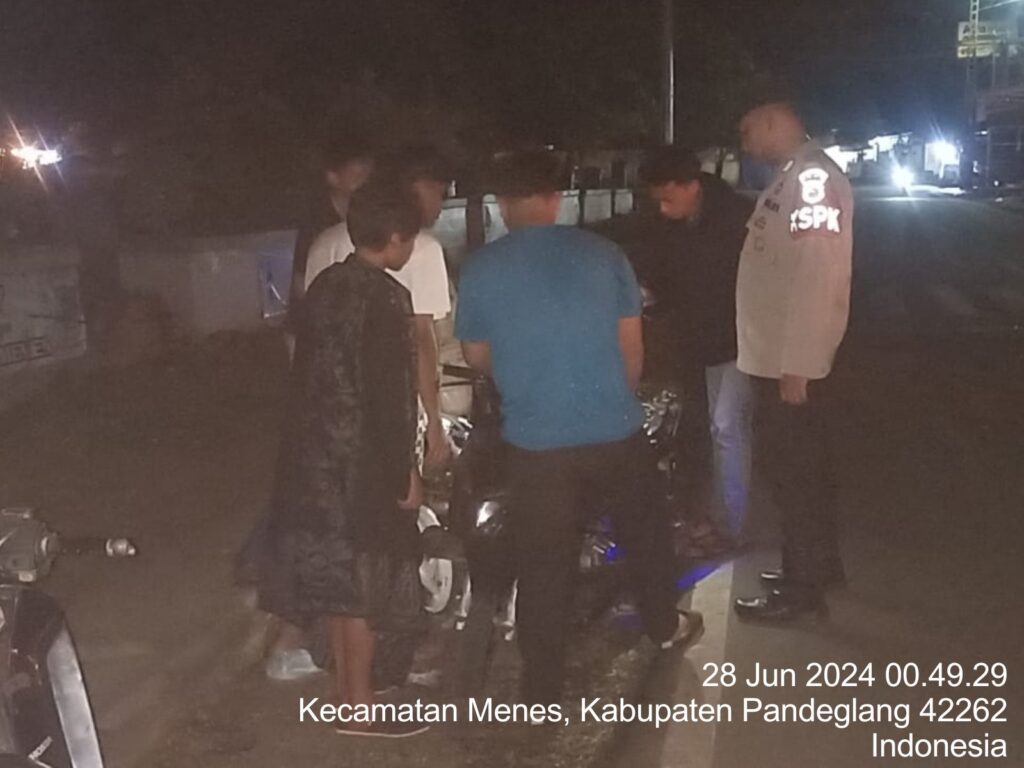 Polsek Menes Gelar Patroli Malam dan Periksa Kendaraan Pemuda Nongkrong 7 WhatsApp Image 2024 06 28 at 14.00.53