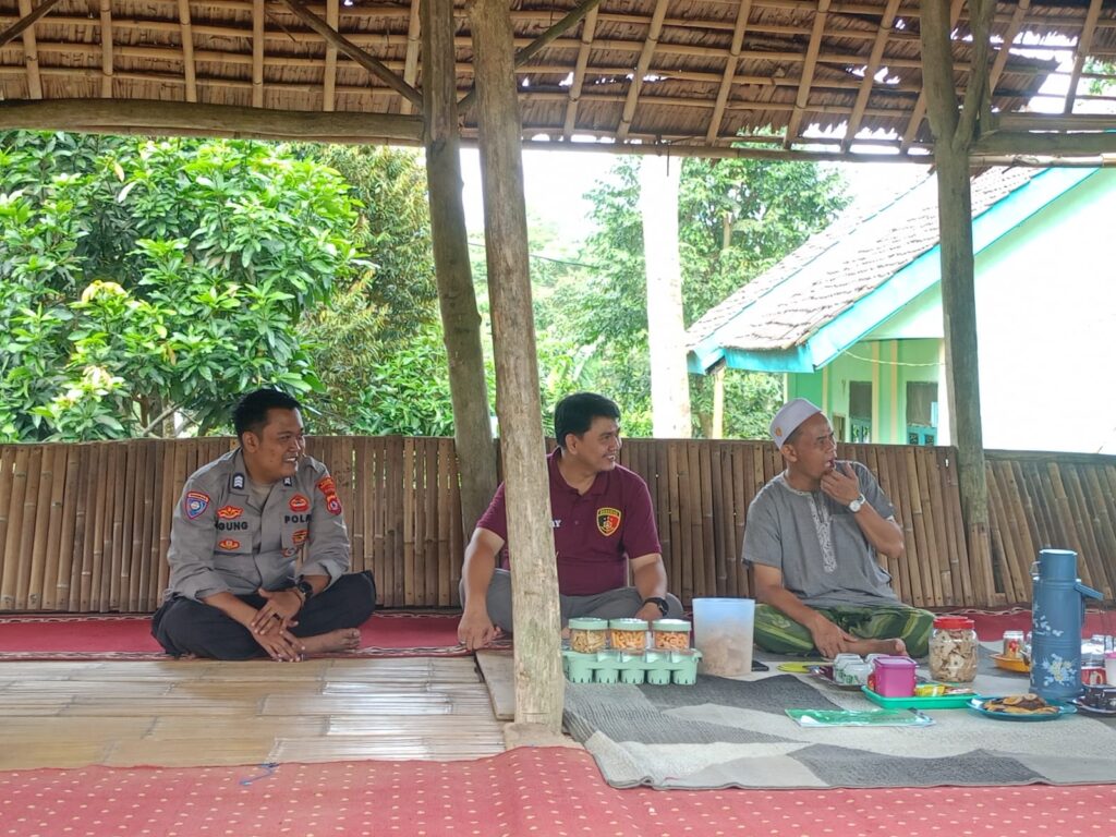 Polsek Bojong Polres Pandeglang Gelar Silaturahmi Kamtibmas dengan Mengunjungi Tokoh Masyarakat 1 WhatsApp Image 2024 06 28 at 14.54.59