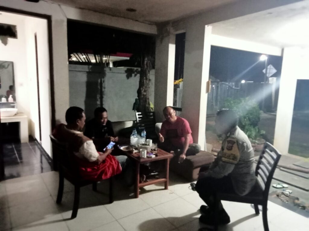 Personil Polsek Carita Melaksanakan Patroli Malam dan Kunjungi Pos Ronda di Desa Desa 10 WhatsApp Image 2024 06 29 at 07.05.15