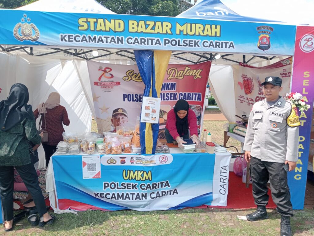 Personil Polsek Carita dan Bhayangkari Ranting Carita Menjaga Stand Bazar UMKM Polsek Carita dalam Perayaan HUT Bhayangkara ke-78 Tahun 2024 di Alun-Alun Pandeglang 8 WhatsApp Image 2024 06 29 at 12.37.08