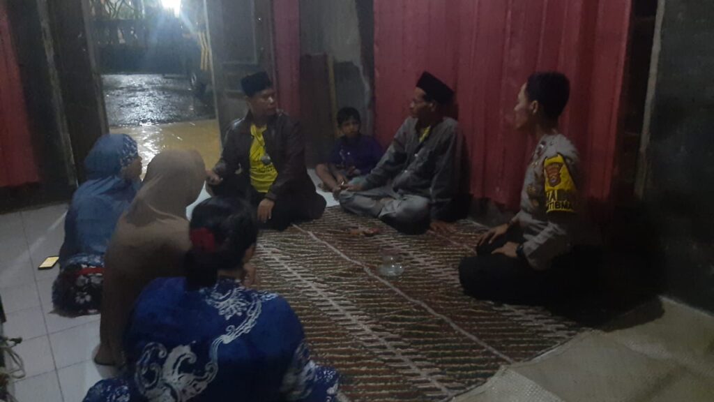 Bhabinkamtibmas Polsek Cadasari Aipda Endang Kurniawan Sambangi Warga Desa Tanagara 7 WhatsApp Image 2024 06 29 at 13.15.09