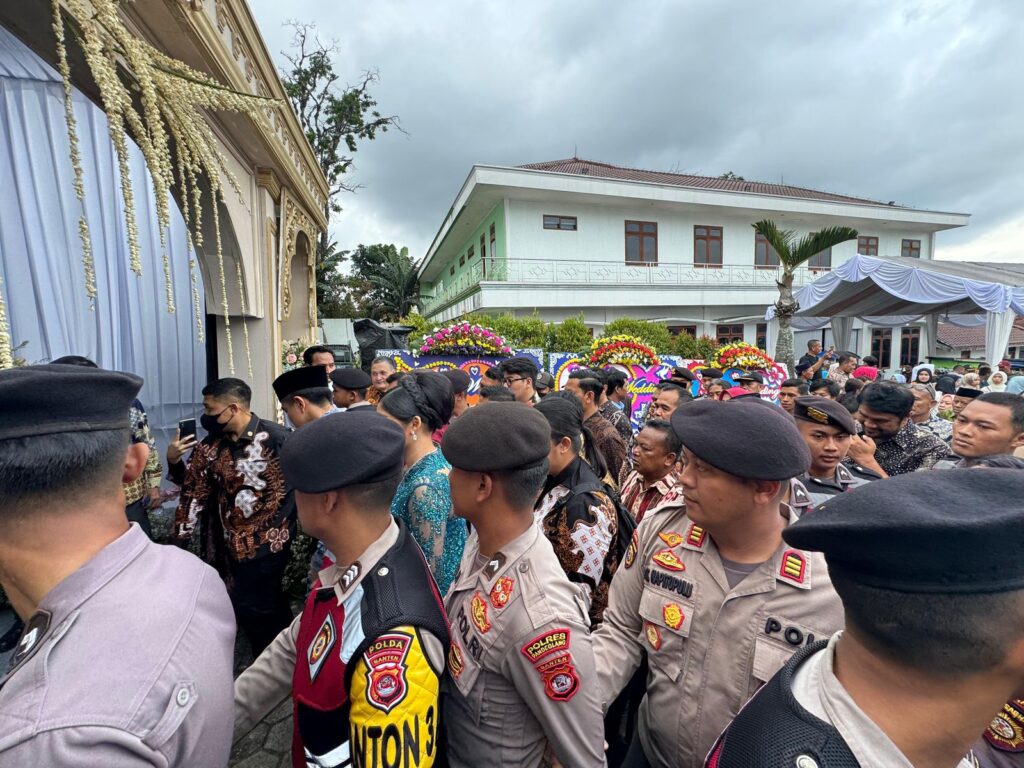Sat Samapta Polres Pandeglang Gelar Pengamanan Acara Pernikahan Putra Bupati Pandeglang 5 WhatsApp Image 2024 06 29 at 19.10.37