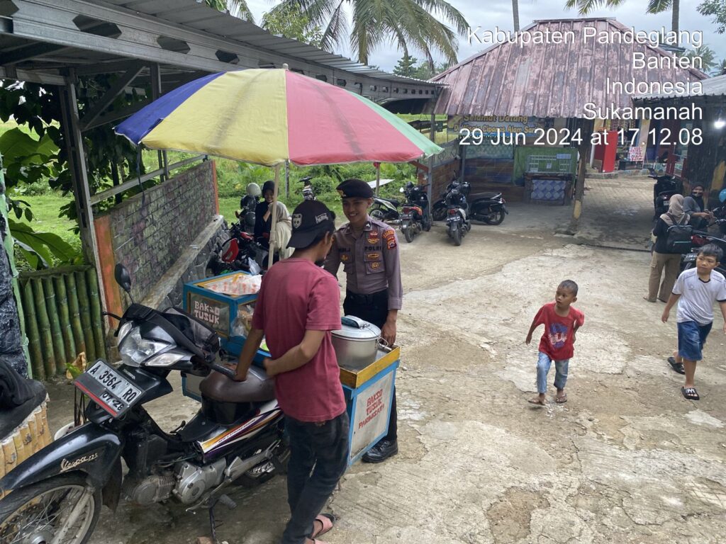 Personil Sat Samapta Polres Pandeglang Sambangi Pedagang Keliling di Obyek Wisata, Berikan Himbauan Kamtibmas 3 WhatsApp Image 2024 06 29 at 19.13.39