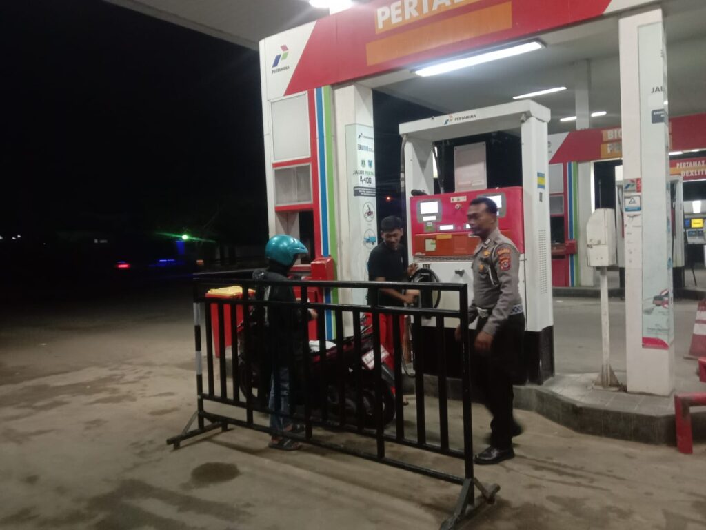 Personil Polsek Carita Bripka Yundar Melaksanakan Patroli Malam ke SPBU Sukanegara Carita 1 WhatsApp Image 2024 06 30 at 05.03.47