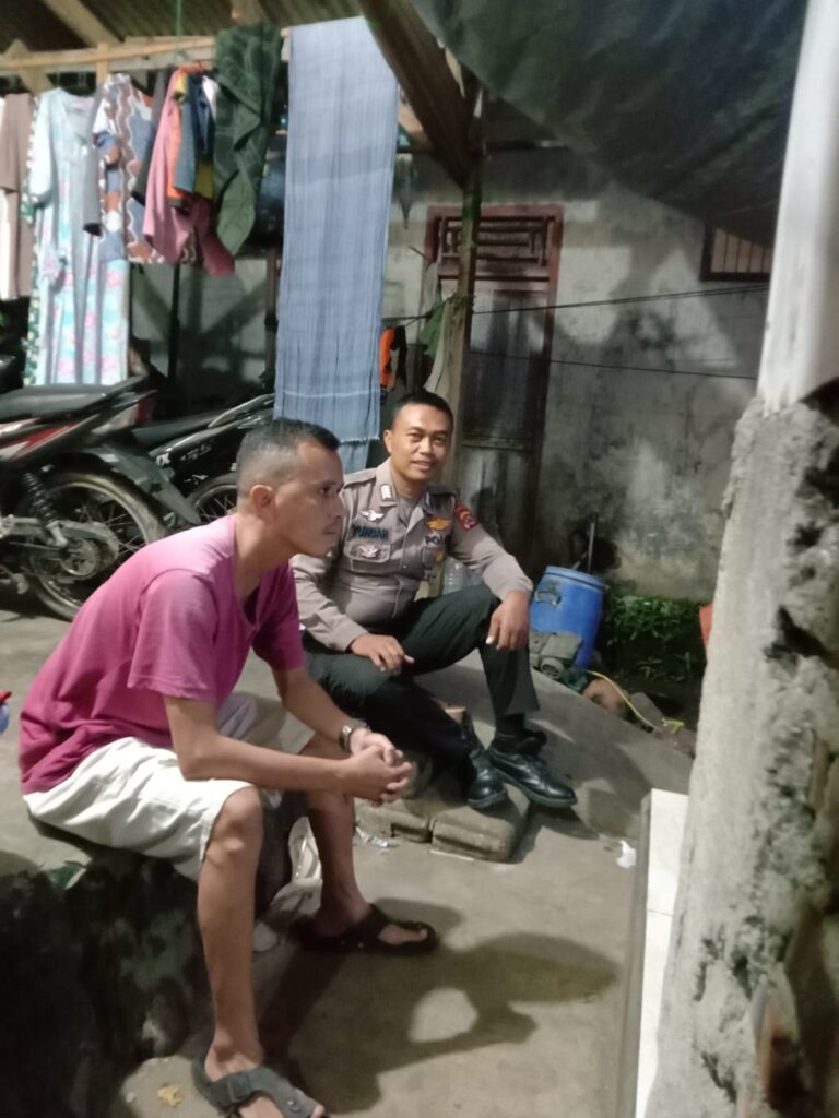 Personil Polsek Carita Bripka Yundar Berpatroli Malam dan Berbincang-bincang dengan Warga 2 WhatsApp Image 2024 06 30 at 05.08.28