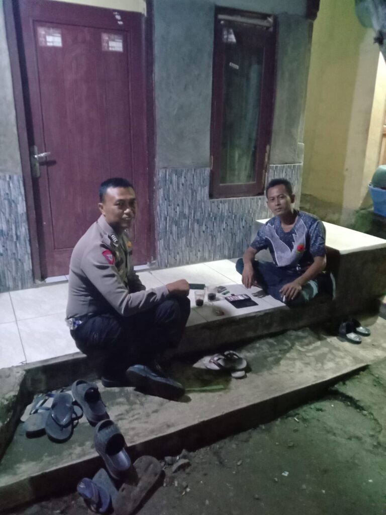 Personil Polsek Carita Melaksanakan Patroli Malam dan Memberikan Himbauan kepada Masyarakat 3 WhatsApp Image 2024 06 30 at 05.11.51