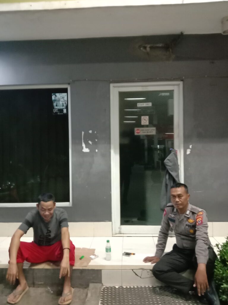 Personil Polsek Carita Bripka Yundar Melaksanakan Patroli Malam dan Berbincang-bincang dengan Karyawan SPBU 4 WhatsApp Image 2024 06 30 at 05.17.06