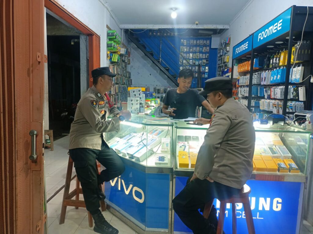 Polsek Cikeusik Gelar Patroli Dialogis Malam, Jaga Kamtibmas dan Dekatkan Diri dengan Masyarakat 5 WhatsApp Image 2024 06 30 at 06.27.33