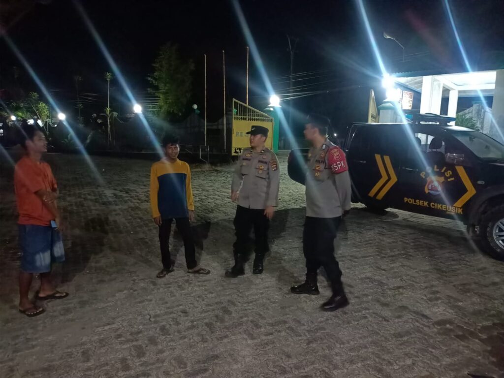 Antisipasi anggota Polsek Cikeusik Cegah gangguan Kamtibmas patroli malam, Anggota jaga Polsek Cikeusik rutin laksanakan patroli 6 WhatsApp Image 2024 06 30 at 06.27.59