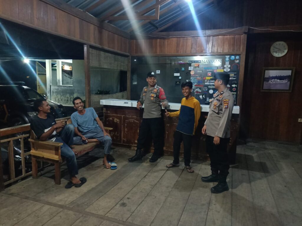 Polsek Cikeusik Gelar Patroli Dialogis Malam, Jaga Kamtibmas dan Dekatkan Diri dengan Masyarakat 7 WhatsApp Image 2024 06 30 at 06.28.12