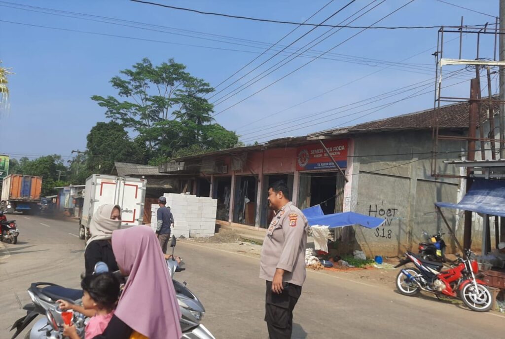 Personil Polsek Bojong Polres Pandeglang Bripka Ranggawuni Laksanakan Pengaturan Lalu Lintas di Persimpangan Pasar Bojong 10 WhatsApp Image 2024 06 30 at 09.32.51