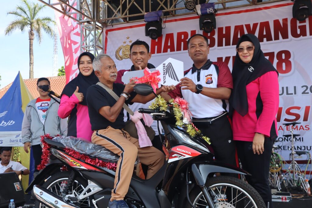 Polres Pandeglang Hadirkan Doorprize Menarik dalam Perayaan HUT Bhayangkara ke-78 di Alun-Alun Pandeglang 8 WhatsApp Image 2024 06 30 at 11.09.01