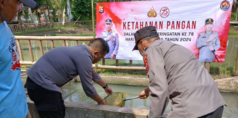 Polsek Banjar Berbagi Bibit Ikan Mas untuk Tingkatkan Ketahanan Pangan Masyarakat dalam Rangka Hari Bhayangkara ke-78 10 banjar
