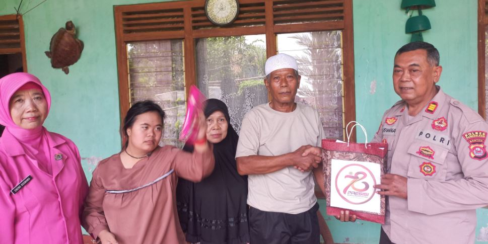 Kapolsek Bojong Polres Pandeglang Didampingi Bhayangkari Berikan Bantuan Sosial kepada Warga Binaan yang Membutuhkan 7 bs