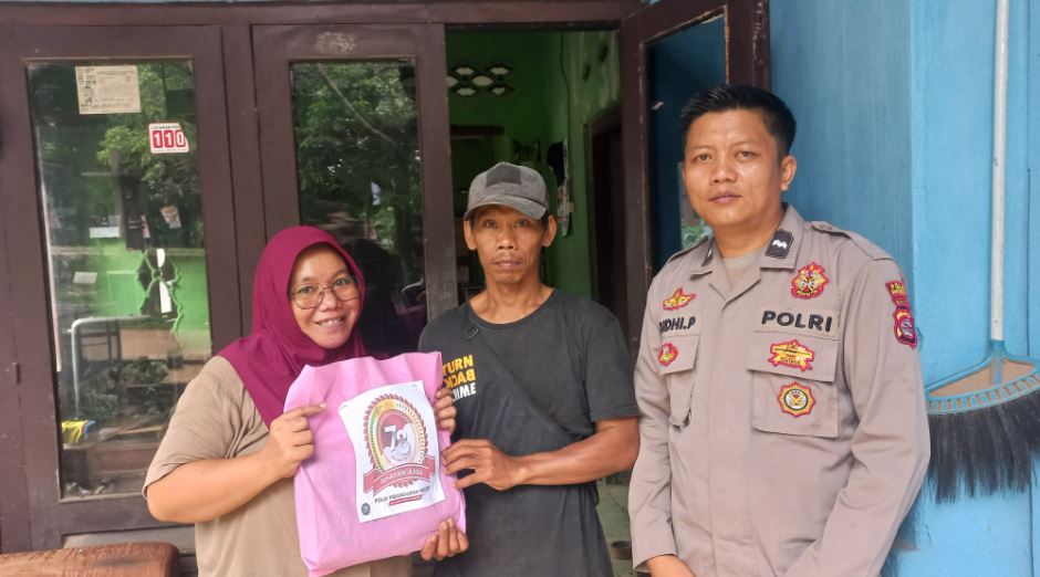 Bhabinkamtibmas Polsek Bojong Polres Pandeglang Berikan Bantuan Bahan Pokok kepada Warga Membutuhkan 8 pb
