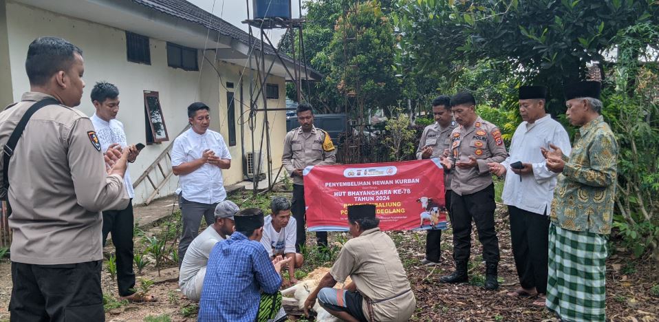 Polsek Cibaliung Berbagi Kebahagiaan Idul Adha dengan Warga Masyarakat 9 qw
