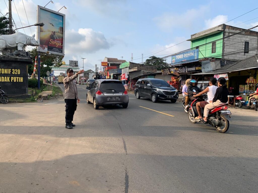 Anggota Polsek Cadasari Melaksanakan Pengaturan Lalu Lintas Sore di Depan Pasar Cadasari 7 IMG 20240712 WA0010