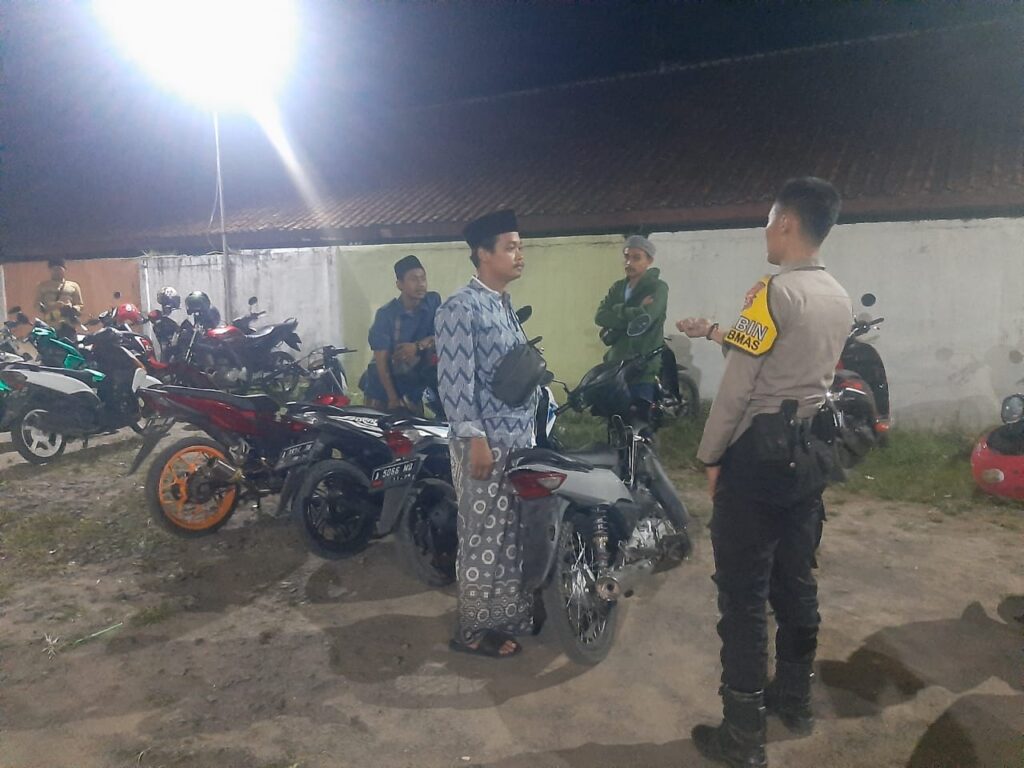 Bhabinmas Polsek Cadasari Aipda Endang Kurniawan Melaksanakan Sambang ke Area Parkiran Penjiarahan Abuya Dimyati 4 IMG 20240712 WA0014
