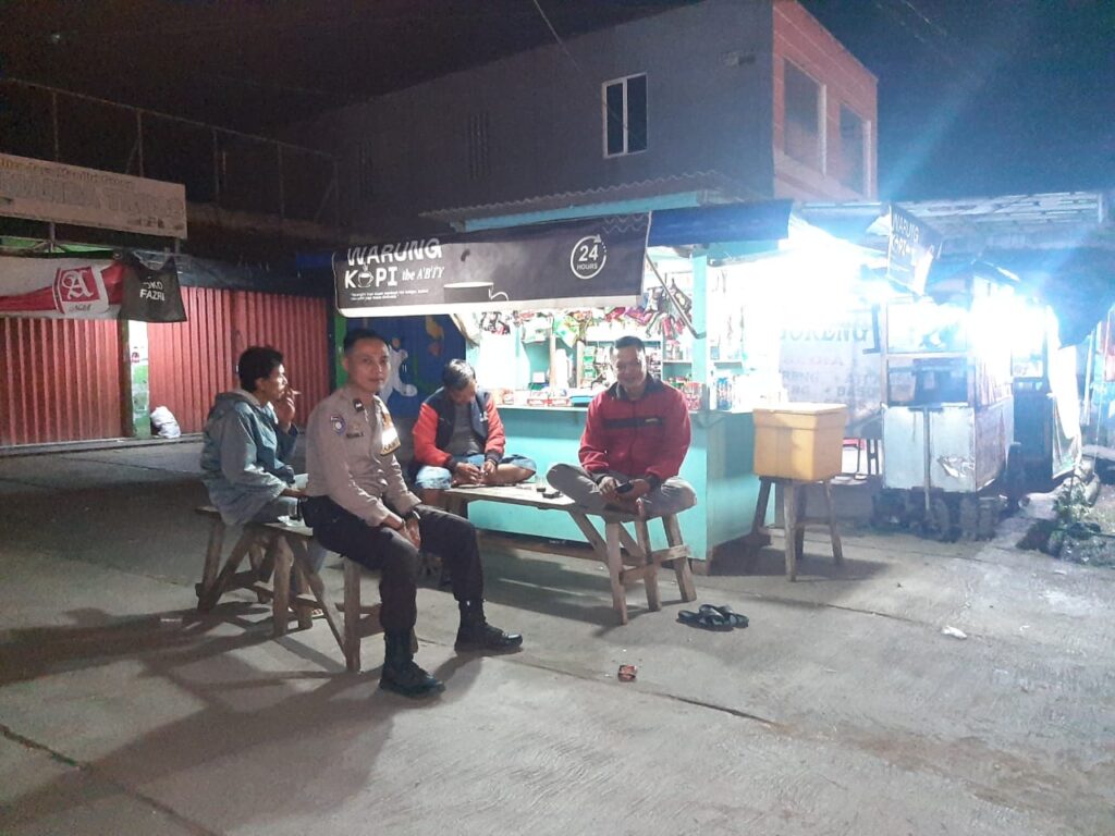 Bhabinkamtibmas Polsek Cadasari Gelar Patroli Malam di Desa Binaan 3 IMG 20240712 WA0015