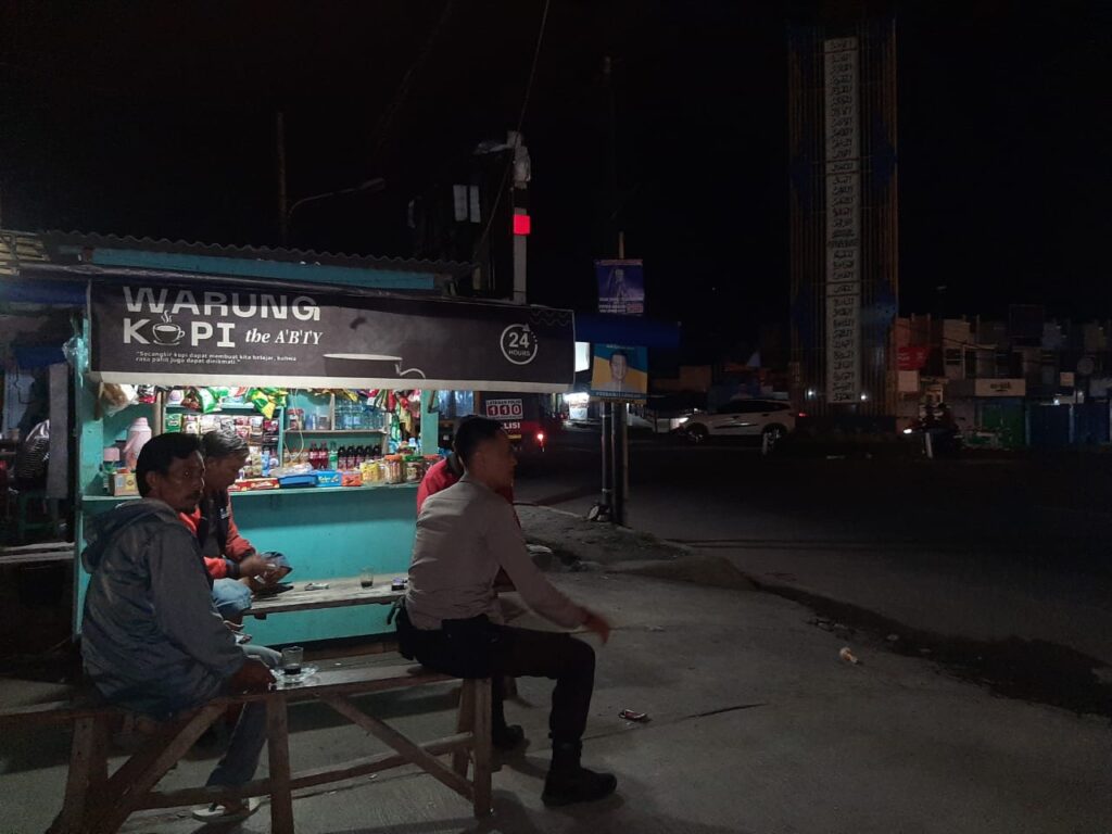 Polsek Cadasari Gelar Patroli Malam untuk Tingkatkan Keamanan Masyarakat 2 IMG 20240712 WA0016