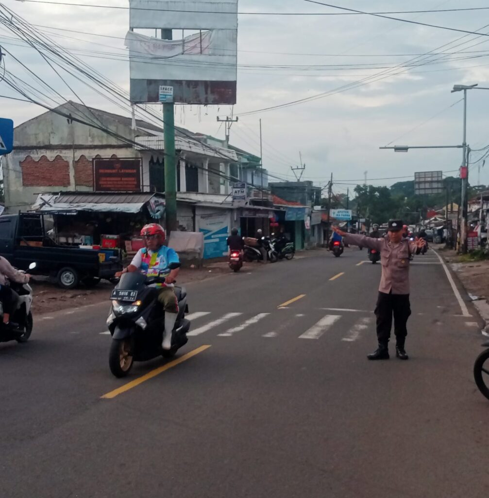 Anggota Polsek Cadasari Melaksanakan Pengaturan Lalu Lintas Pagi di Depan Pasar Cadasari 1 IMG 20240712 WA0017