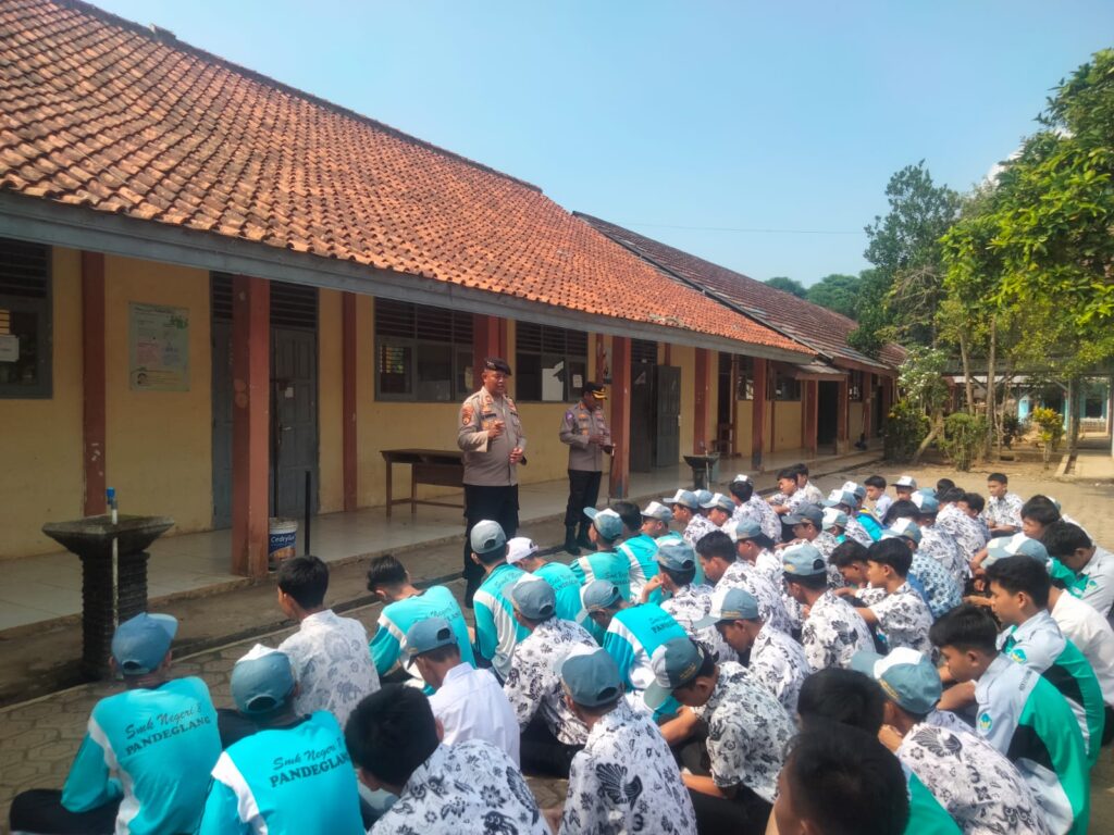 Kasat Samapta Polres Pandeglang Berikan Edukasi kepada Pelajar SMA dalam Kegiatan "Polres Pandeglang Goes to School" 4 IMG 20240731 WA0019