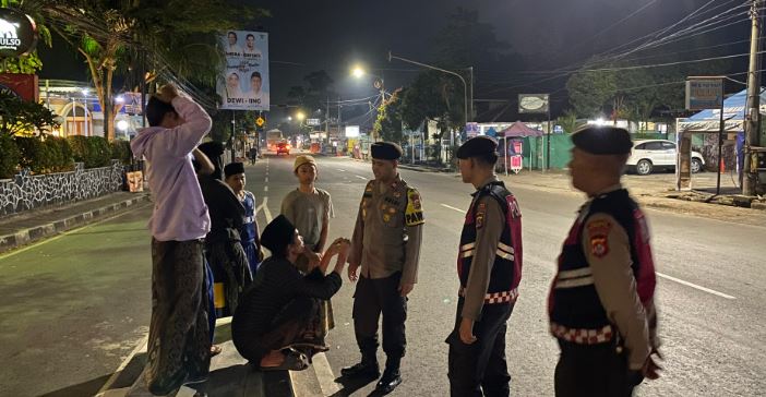 Sat Samapta Polres Pandeglang Berikan Himbauan Kepada Masyarakat yang Sedang Nongkrong di Pinggir Jalan pada Malam Hari agar Tidak Ada Tindakan Aksi Tawuran 10 PMC