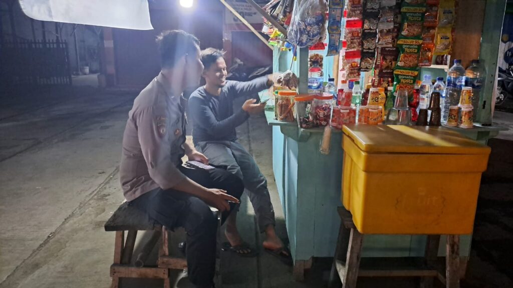 Patroli Polsek Cadasari Menjalin Kedekatan dengan Warga Sambil Menikmati Secangkir Kopi 8 WhatsApp Image 2024 06 30 at 07.12.18