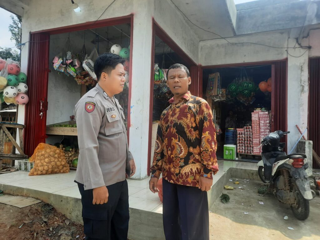 Bhabinkamtibmas Polsek Picung Sambangi Warga Desa Ciherang, Tingkatkan Kamtibmas dan Jalin Silaturahmi 10 WhatsApp Image 2024 06 30 at 12.42.08