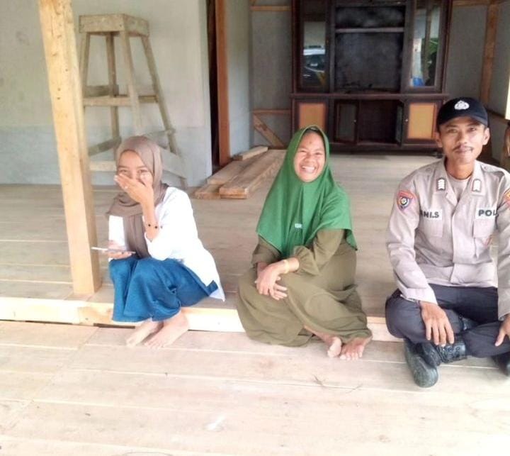 Kanit Binmas Polsek Angsana Polres Pandeglang Terjun Langsung Temui Warga Desa Angsana 8 WhatsApp Image 2024 06 30 at 18.54.56