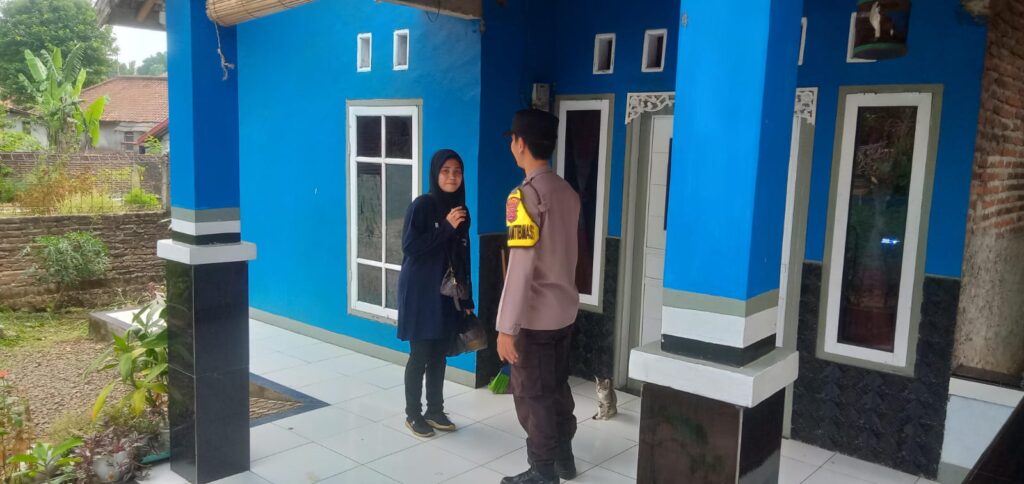 Bhabinkamtibmas Polsek Mandalawangi Polres Pandeglang Rutin Keliling Sambangi Warga 4 WhatsApp Image 2024 06 30 at 19.47.48