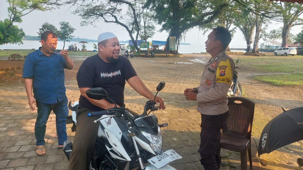 Polsek Carita Beri Himbauan kepada Pengunjung Pantai 5 WhatsApp Image 2024 07 01 at 01.02.52