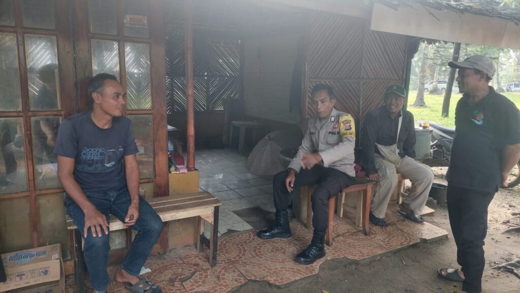 Bripka Yudi dan Briptu Riko Giat Patroli Wisata di Sekitaran Pantai Carita 6 WhatsApp Image 2024 07 01 at 01.05.30