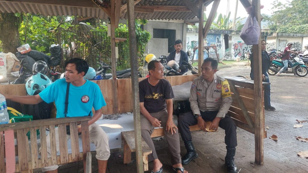 Bripka Yudi dari Polsek Carita Memberikan Himbauan kepada Penjaga Parkir Pantai 7 WhatsApp Image 2024 07 01 at 01.08.06