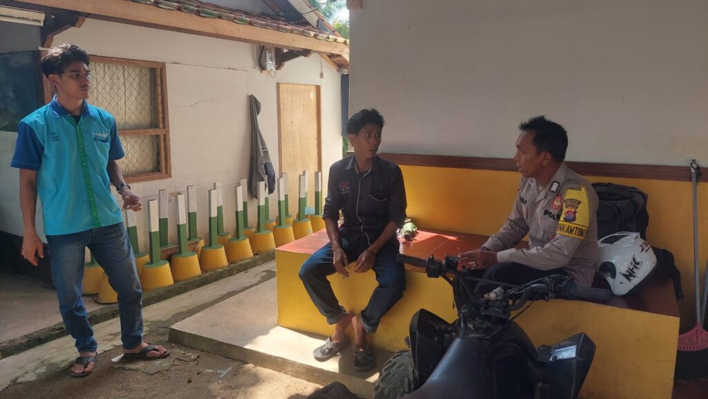 Bripka Yudi dari Polsek Carita Berdialog dengan Supir Bis Pariwisata 8 WhatsApp Image 2024 07 01 at 01.10.10