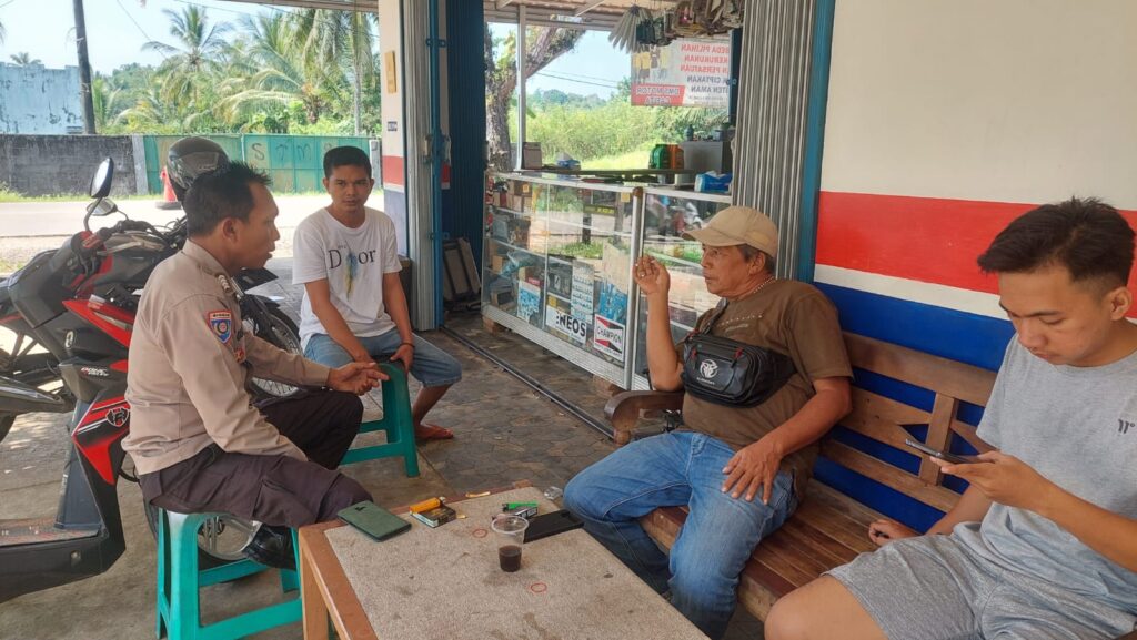 Bripka Yudi dari Polsek Carita Bertemu dengan Pemilik Bengkel dalam Kegiatan Berbincang-bincang 9 WhatsApp Image 2024 07 01 at 01.12.59