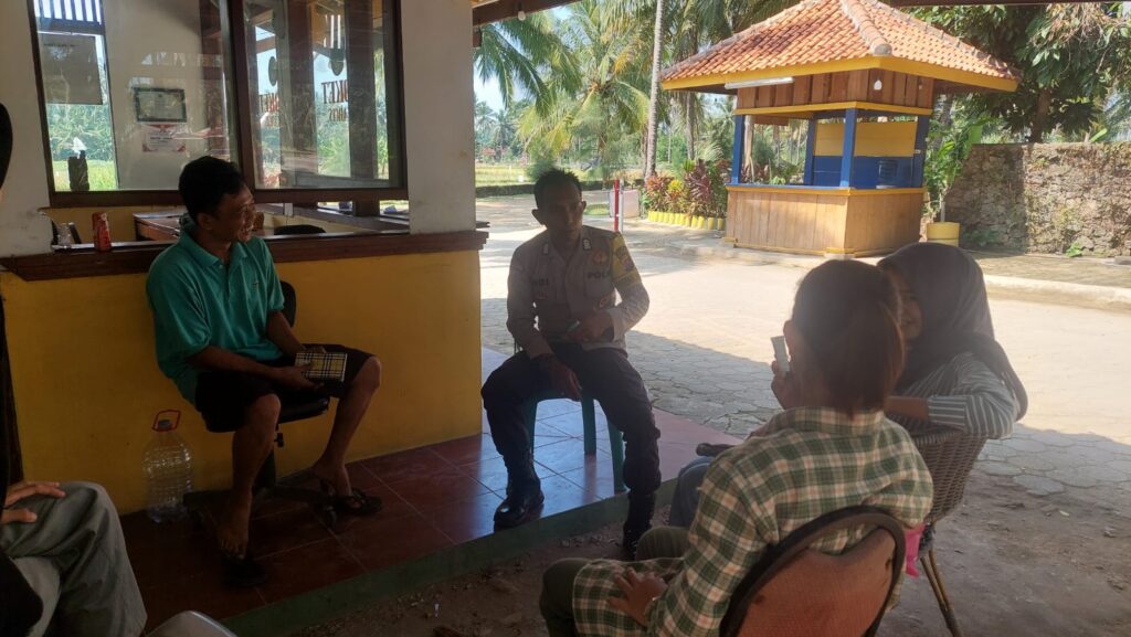 Polsek Carita Memperkuat Patroli Wisata dengan Mendekati Pengelola Pantai 10 WhatsApp Image 2024 07 01 at 01.17.04