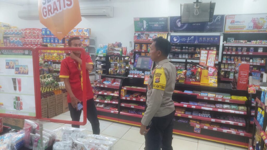 Bripka Yudi dari Polsek Carita Melakukan Patroli Malam ke Mini Market di Carita 1 WhatsApp Image 2024 07 01 at 01.19.31